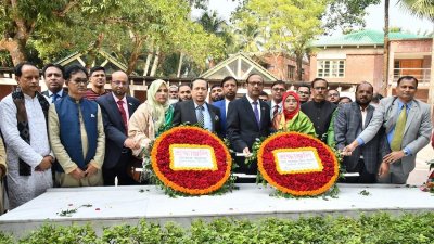 বঙ্গবন্ধু সমাধিসৌধে সোশ্যাল ইসলামী ব্যাংক লিমিটেডের ঊর্ধ্বতন কর্মকর্তারা