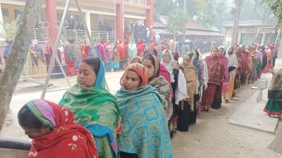 মানিকগঞ্জের বিভিন্ন কেন্দ্রে সকাল থেকে ভিড় জমান ভোটাররা