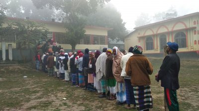 টাঙ্গাইলের একটি কেন্দ্রে ভোটগ্রহণ চলছে