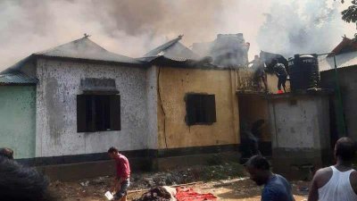 আগুনে পুড়ছে ঘরগুলো