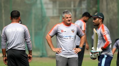 কুমিল্লার অনুশীলনে উপদেষ্টা কোচ স্টিভ রোডসের সঙ্গে ইমরুল কায়েস