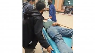 অনশনের কারণে অসুস্থ হয়ে পড়া শিক্ষার্থীকে হাসপাতালে নেওয়া হয়