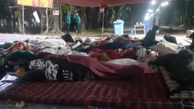 ভিসি বাংলোর সামনে অনশন করছেন ২৪ শিক্ষার্থী