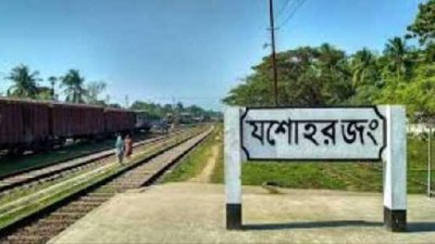 শিশুকে বাঁচিয়ে ট্রেনের ধাক্কায় প্রাণ হারালেন ব্যবসায়ী