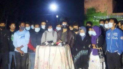 বিশ্ববিদ্যালয়ের গোল চত্বরে শুক্রবার রাতে সংবাদ সম্মেলন করেন শিক্ষার্থীরা