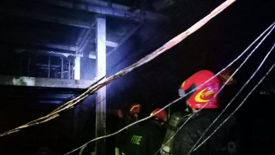 আগুন নিয়ন্ত্রণে কাজ করছে ফায়ার সার্ভিস