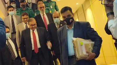 বৈঠক শেষে বের হয়ে আসছেন সার্চ কমিটির সদস্যরা