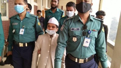 পুলিশ হেফাজতে রফিকুল ইসলাম মাদানী (ফাইল ফটো)