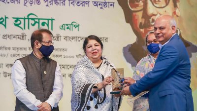স্পিকার ড. শিরীন শারমিন চৌধুরীর কাছ থেকে সম্মাননা স্মারক গ্রহণ করেন টেলিটকের ব্যবস্থাপনা পরিচালক প্রকৌশলী মো. সাহাব উদ্দিন