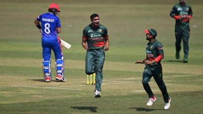 দুই হাফসেঞ্চুরিয়ানকে ফেরালেন তাসকিন