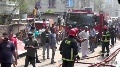 রংপুর নগরীর ইসলামপুর হনুমানতলা এলাকায় কাপড়ের মার্কেটে অগ্নিকাণ্ডের ঘটনা ঘটেছে