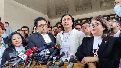 রায় ঘোষণার পর সাংবাদিকদের সঙ্গে কথা বলেন জাযেদ খান