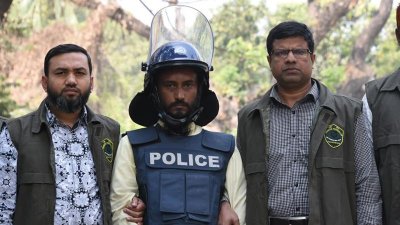 গ্রেফতার আজিজুল হক