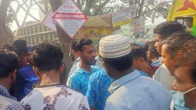 দিদার হোসেনকে উদ্ধার করে হাসপাতালে নেন স্থানীয়রা