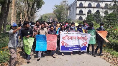 নিয়মিত ক্লাস পরীক্ষা নেওয়ার দাবিতে বুধবার বিক্ষোভ করেন ইবির পরিসংখ্যান বিভাগের শিক্ষার্থীরা