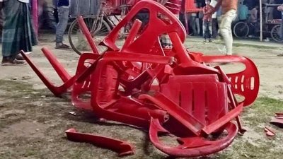 লক্ষ্মীপুরের কমলনগর উপজেলার চরকাদিরা ইউনিয়ন আওয়ামী লীগের সম্মেলনে বুধবার রাতে নেতাকর্মীদের ছোড়াছুড়ির ঘটনা ঘটে