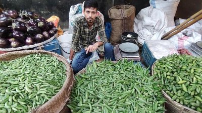নারায়ণগঞ্জের বাজারে ১২০ টাকা কেজি দরে বিক্রি হচ্ছে পটল ও ঢেঁড়স