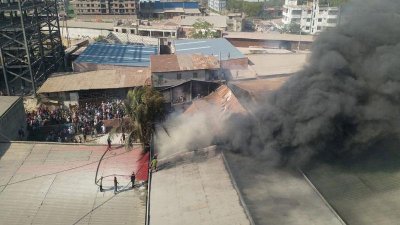 আগুন নিয়ন্ত্রণে কাজ করছে ফায়ার সার্ভিসের ছয়টি ইউনিট (ছবি: নাসিরুল ইসলাম)