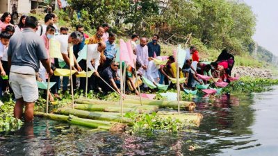 নদী বাঁচাতে প্রতিবাদ হিসেবে বুড়িগঙ্গা ব্রিজের নিচে ভাসানো হচ্ছে প্রতীকী নৌকা ও ভেলা