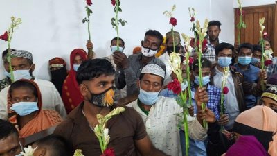 ৫০ দম্পতির হাতে ফুল তুলে দেওয়া হয়