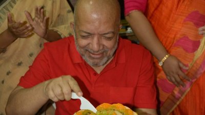 এভাবেই ৭৩তম জন্মদিনের কেক কাটলেন কবীর সুমন