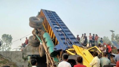 দুর্ঘটনাকবলিত ট্রাক