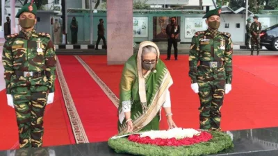 বঙ্গবন্ধুর প্রতিকৃতিতে শ্রদ্ধা নিবেদন করছেন প্রধানমন্ত্রী শেখ হাসিনা (ফাইল ছবি)