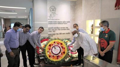 বঙ্গবন্ধুর প্রতিকৃতিতে ডেসকোর কর্মকর্তাদের শ্রদ্ধা