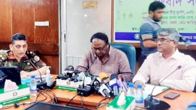সংবাদ সম্মেলনে বক্তব্য রাখছেন বাণিজ্যমন্ত্রী টিপু মুনশি