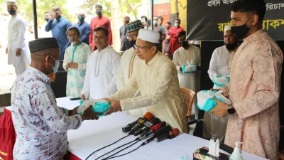 বঙ্গবন্ধুর জন্মবার্ষিকী উপলক্ষে দুস্থদের মাঝে র্যাবের খাবার বিতরণ