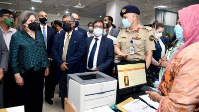 টিকা ব্যবস্থাপনা পরিদর্শনে ভিক্টোরিয়া ন্যুল্যান্ড (ছবি: পিআইডি)