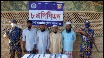 ক্যাম্প থেকে অস্ত্রসহ ৪ রোহিঙ্গা আটক