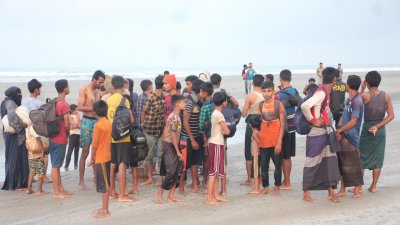 সাগর পথে মালয়েশিয়াগামী ৫৪ রোহিঙ্গা আটক