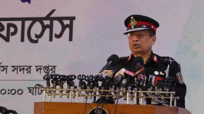 অনুষ্ঠানে বক্তব্য দিচ্ছেন র্যাব ডিজি চৌধুরী আবদুল্লাহ আল মামুন