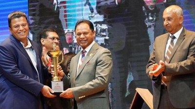 প্রেসিডেন্ট কাপ গলফ টুর্নামেন্টের পুরস্কার বিতরণ