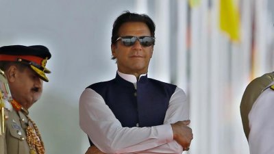 প্রেসিডেন্টকে পার্লামেন্ট ভেঙে দেওয়ার আহ্বান ইমরান খানের