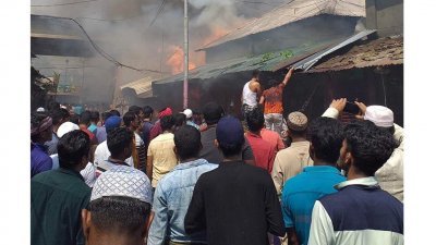 কালিয়াকৈরে পাঁচ দোকানে আগুন, ৫০ লাখ টাকা ক্ষতির আশঙ্কা