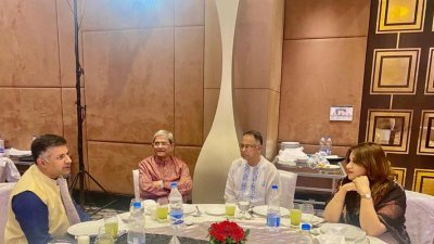 ইফতারের পর বিএনপি নেতাদের সঙ্গে কথা বলেন ভারতীয় হাই-কমিশনার বিক্রম দোরাইস্বামী (বাঁয়ে)