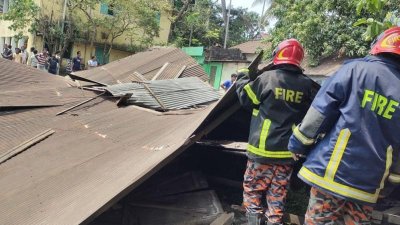 আহতদের উদ্ধার করে হাসপাতালে নিয়েছে ফায়ার সার্ভিস