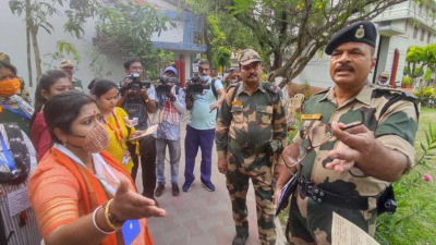 বালিগঞ্জ বিধানসভার বিজেপি প্রার্থী কেয়া ঘোষ কেন্দ্রীয় বাহিনীর কাছে অভিযোগ করছেন