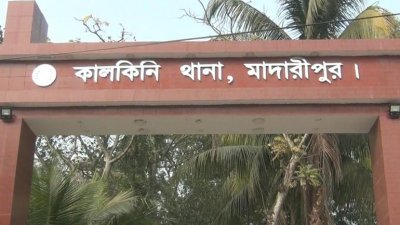 ভ্যানে ঘুরতে বেরিয়ে প্রাণ গেলো ২ বন্ধুর