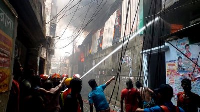 লালবাগে প্লাস্টিক কারখানার আগুন নিয়ন্ত্রণে ফায়ার সার্ভিসের ১২ ইউনিট