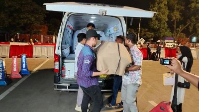 গাড়িতে তোলা হচ্ছে বাদল খন্দকারের লাশ