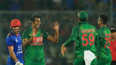 উইকেট শিকারের পর সাকিবের সঙ্গে হাত মেলাচ্ছেন রুবেল- ফাইল ছবি।