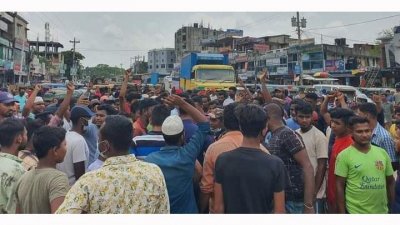 মহাসড়ক অবরোধ করে শ্রমিকদের বিক্ষোভ