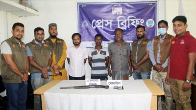 ডিবি পুলিশের মাঝে আটক দুজন