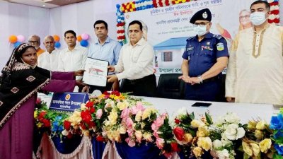 জমির দলিল এবং ঘরের চাবি উপকারভোগীদের হাতে তুলে দেওয়া হয়েছে