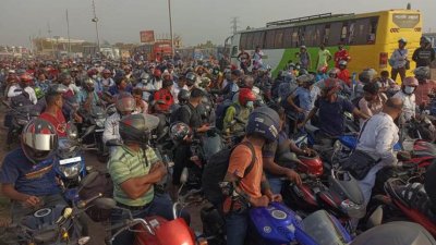 ঈদে মোটরসাইকেলে ঢাকা ছাড়ছেন অনেকেই