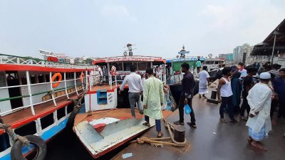 ঈদ উপলক্ষে নারায়ণগঞ্জে আরও ৪ ছোট লঞ্চ