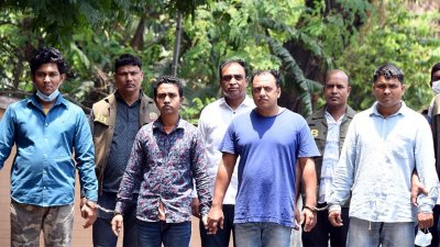 যাত্রী-পথচারীর ব্যাগ টান দিতো তারা, অবশেষে গ্রেফতার